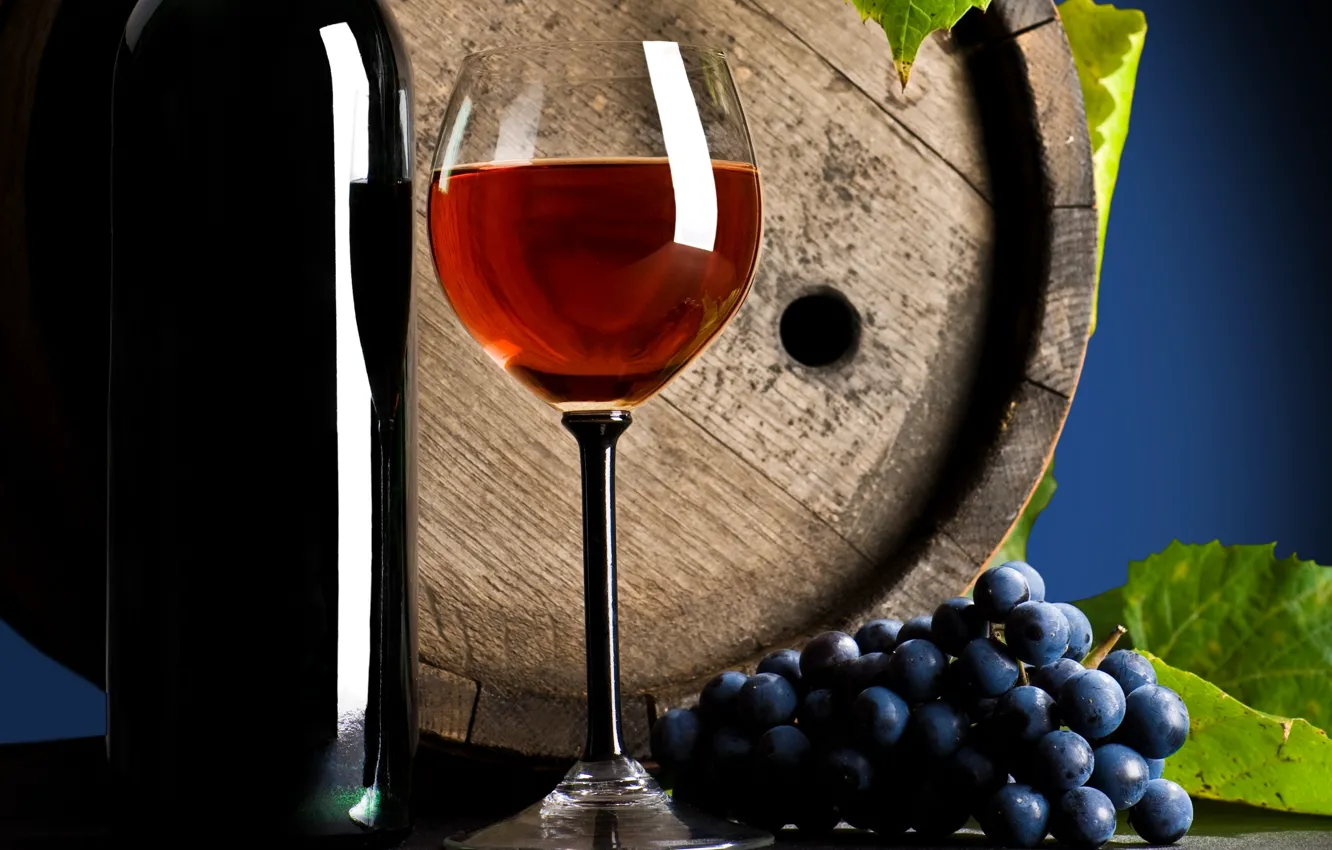 Фото обои стол, вино, красное, бокал, бутылка, виноград, напиток, листики