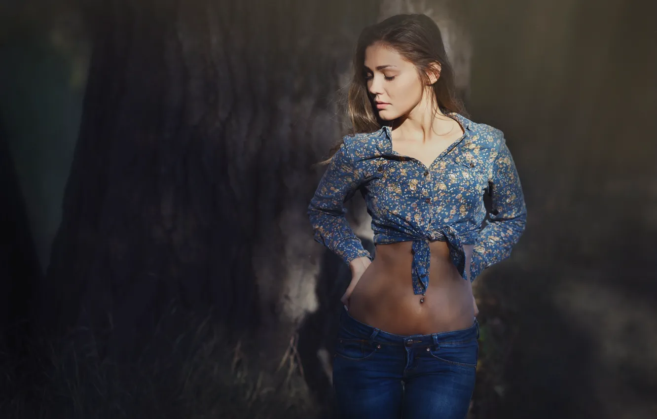 Фото обои лес, девушка, джинсы, рубашка