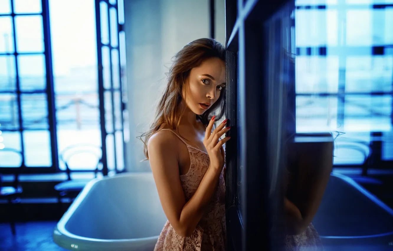Фото обои взгляд, девушка, лицо, рука, ванна, Денис Лыткин, Таисия Петрофанова