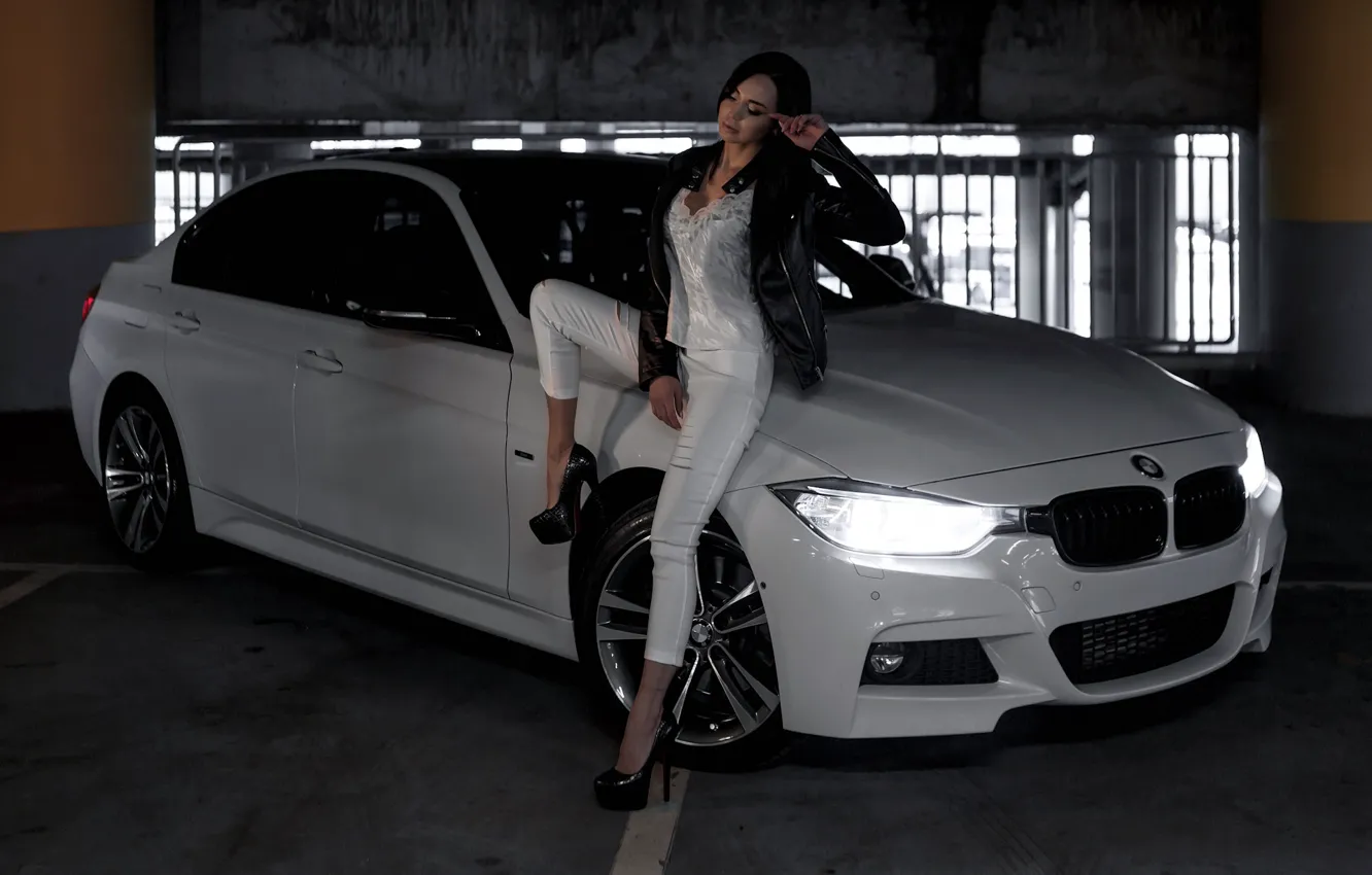 Фото обои Девушки, BMW, красивая девушка, Валерия, белый авто, позирует над машиной