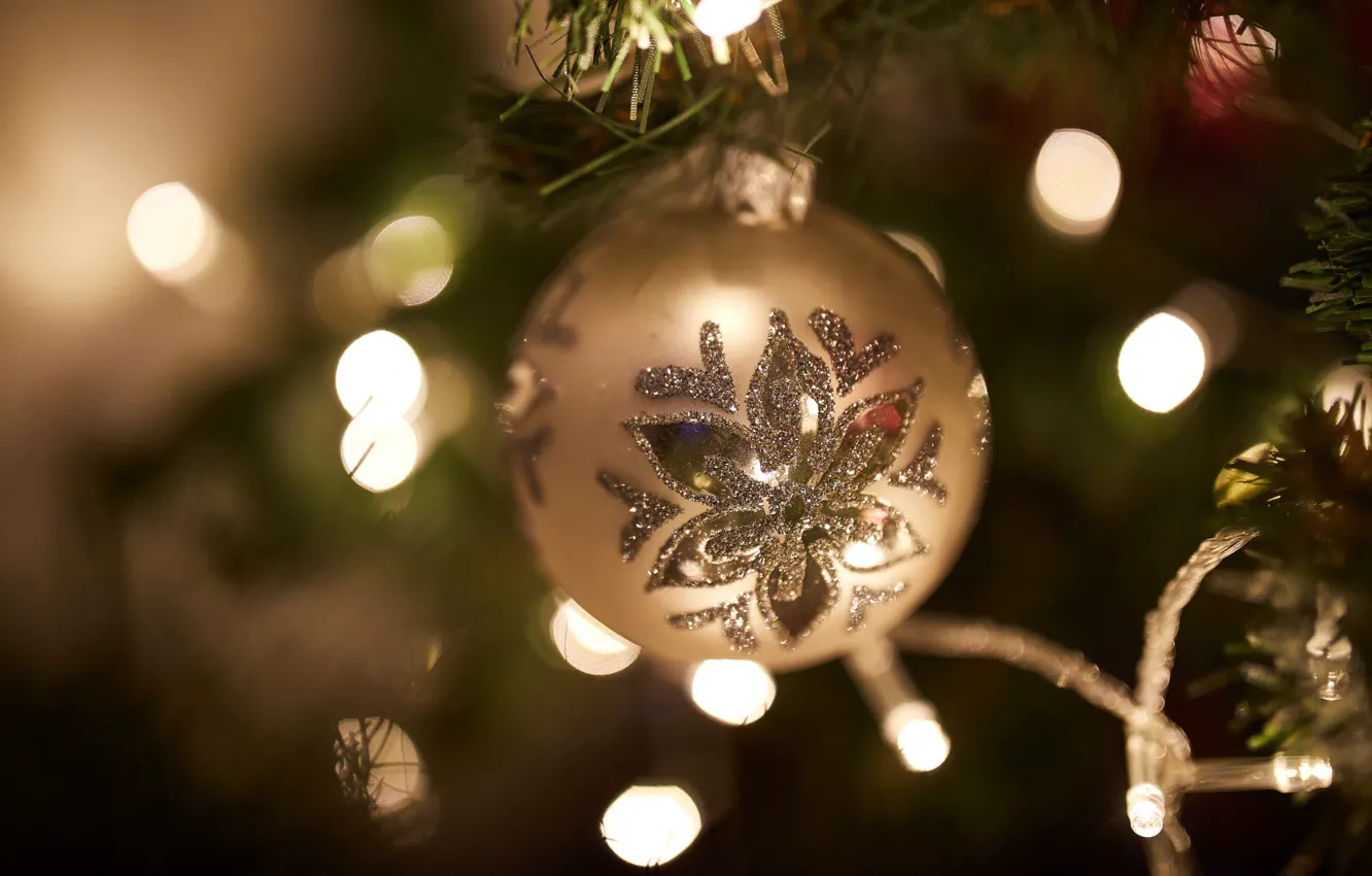 Фото обои свет, ветки, праздник, узор, шарик, Рождество, Новый год, золотой