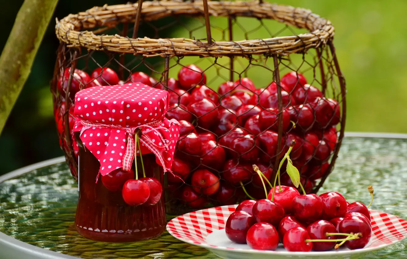 Фото обои красный, вишня, ягоды, стол, сетка, корзина, сладость, еда