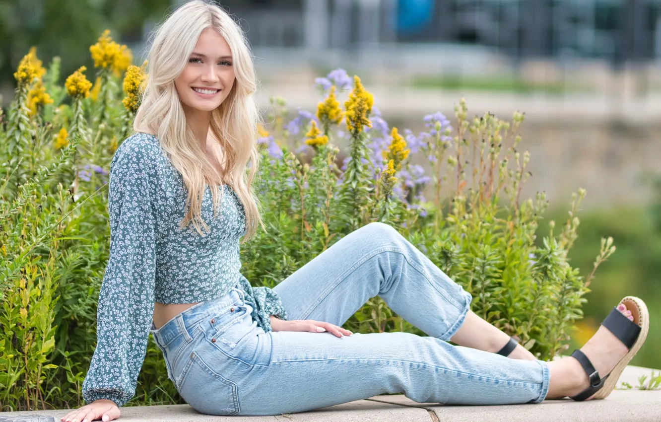 Фото обои long hair, women, jeans, blonde, smiling, sitting, platinum blonde, looking at viewer