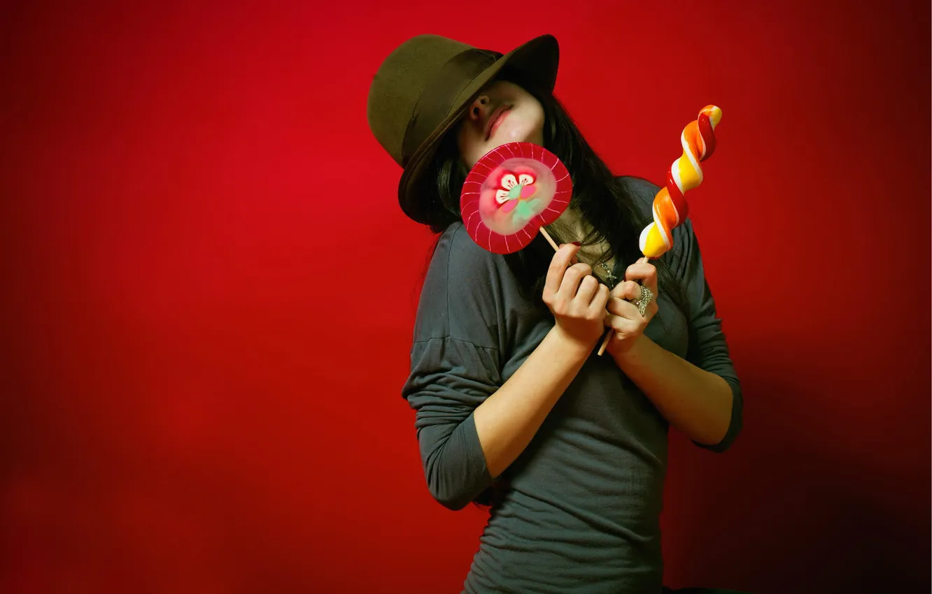 Фото обои девушка, красный, фон, шляпа, конфеты