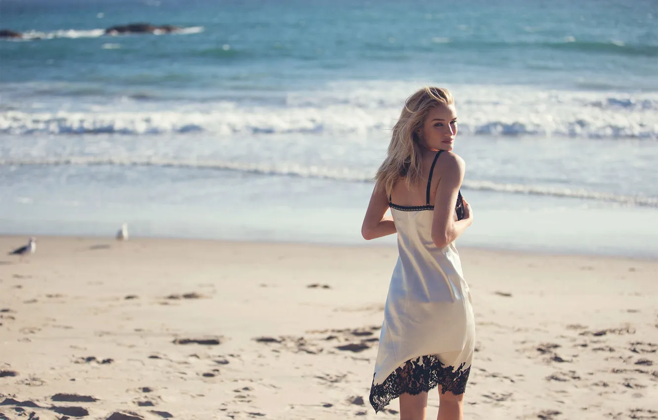 Фото обои песок, море, пляж, модель, актриса, блондинка, фотограф, Rosie Huntington-Whiteley