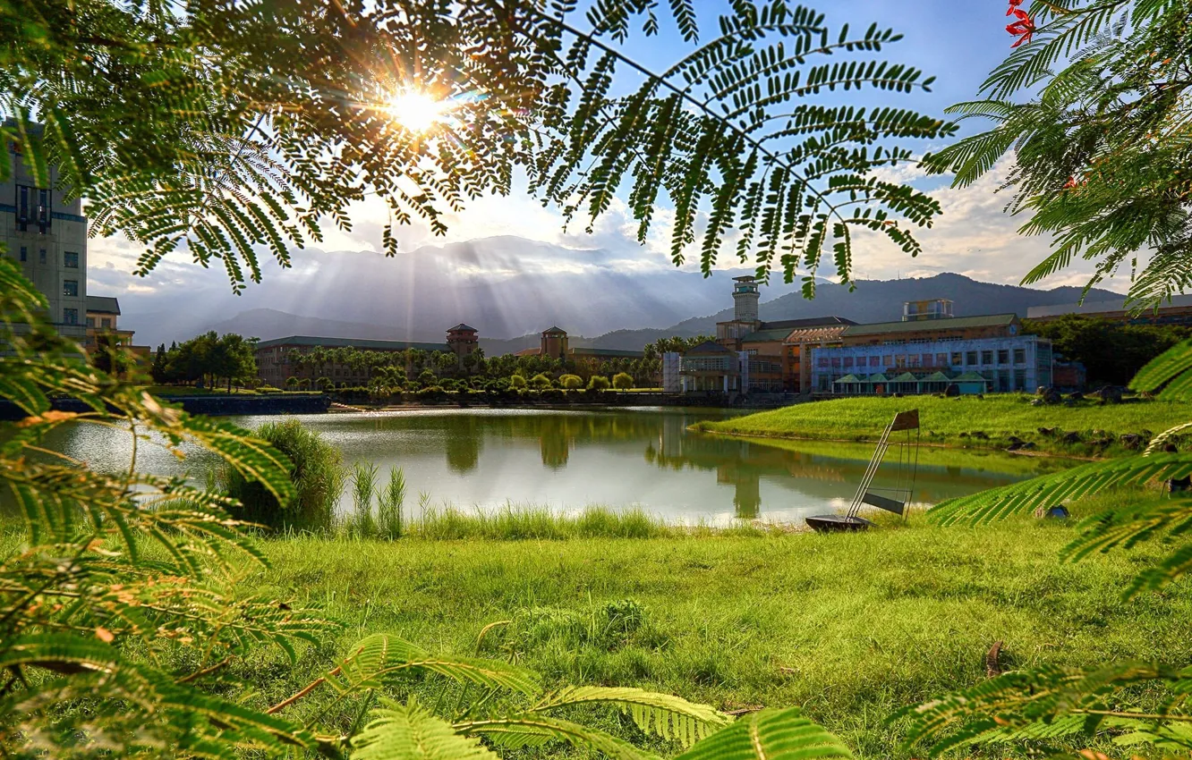 Фото обои небо, облака, пруд, здания, Китай, лучики солнца, Hualien, Dong Hwa University