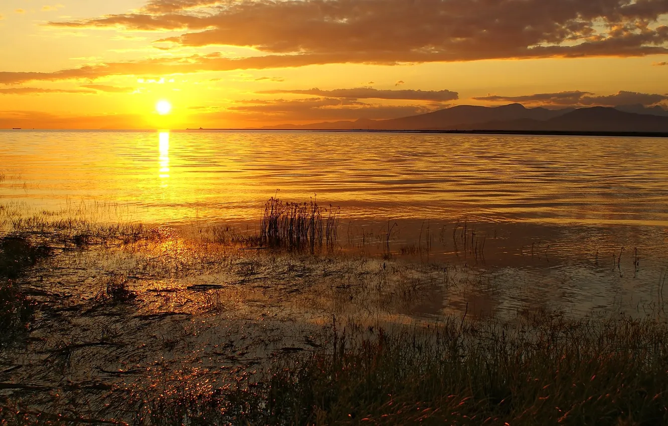 Фото обои небо, солнце, закат, горы, озеро