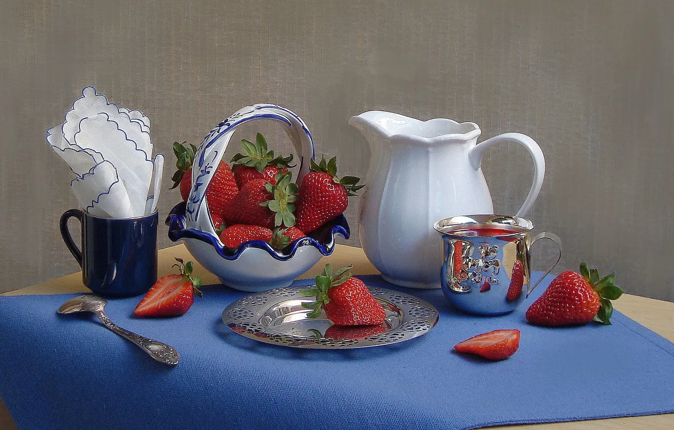 Фото обои ягоды, клубника, кружка, кувшин, натюрморт, вазочка, салфетки