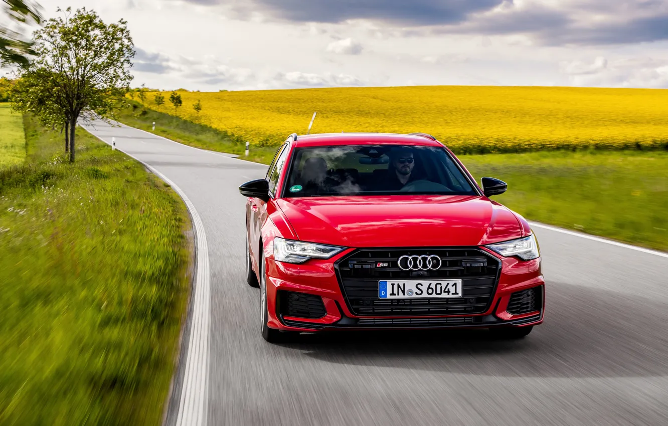 Фото обои дорога, красный, Audi, поля, растения, универсал, 2019, A6 Avant