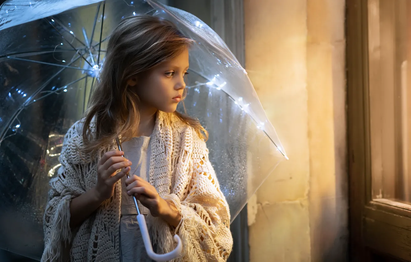 Фото обои зонт, окно, девочка