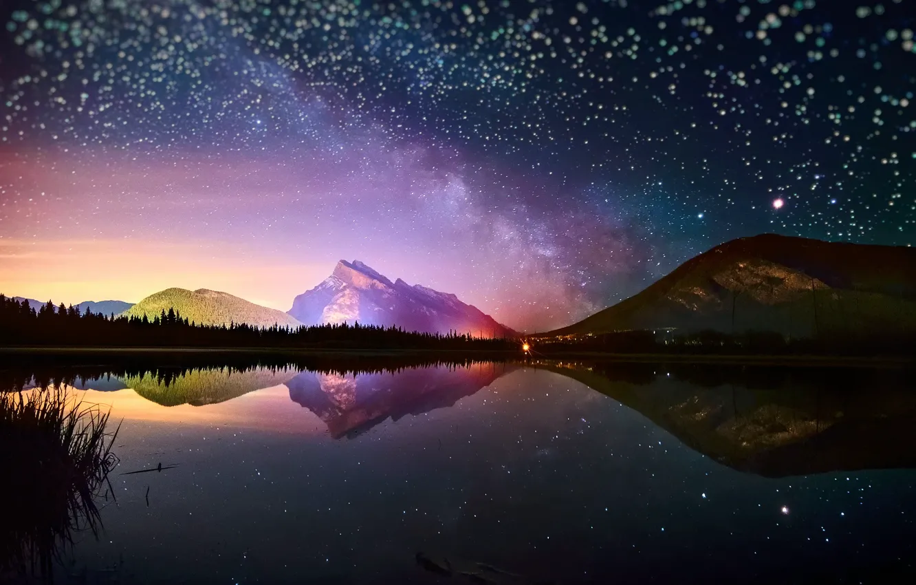 Фото обои небо, звезды, свет, отражения, горы, ночь, озеро, гора