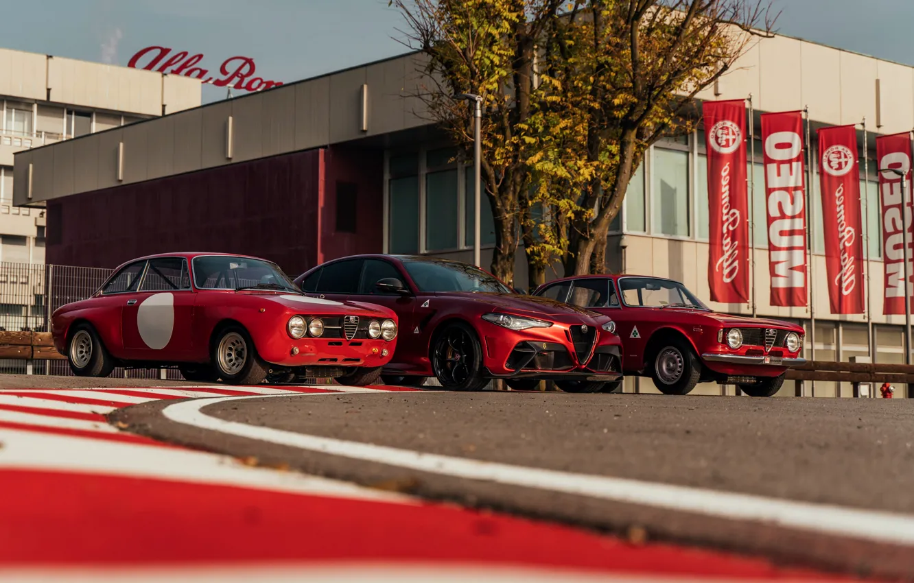 Фото обои асфальт, здание, красные, Alfa Romeo, трек, GTA, поребрик, Sprint