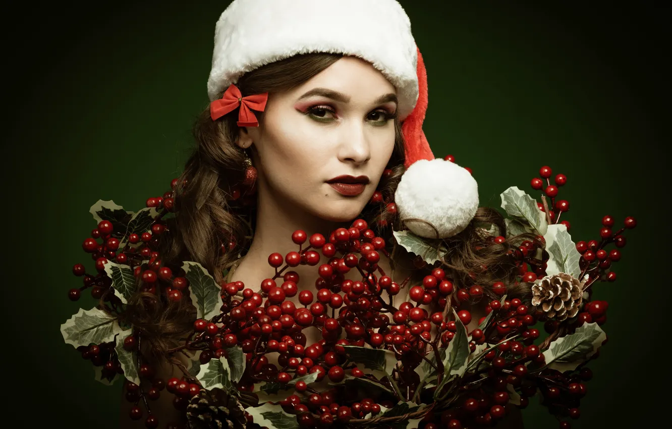 Фото обои взгляд, девушка, лицо, ягоды, фон, макияж, Рождество, колпак