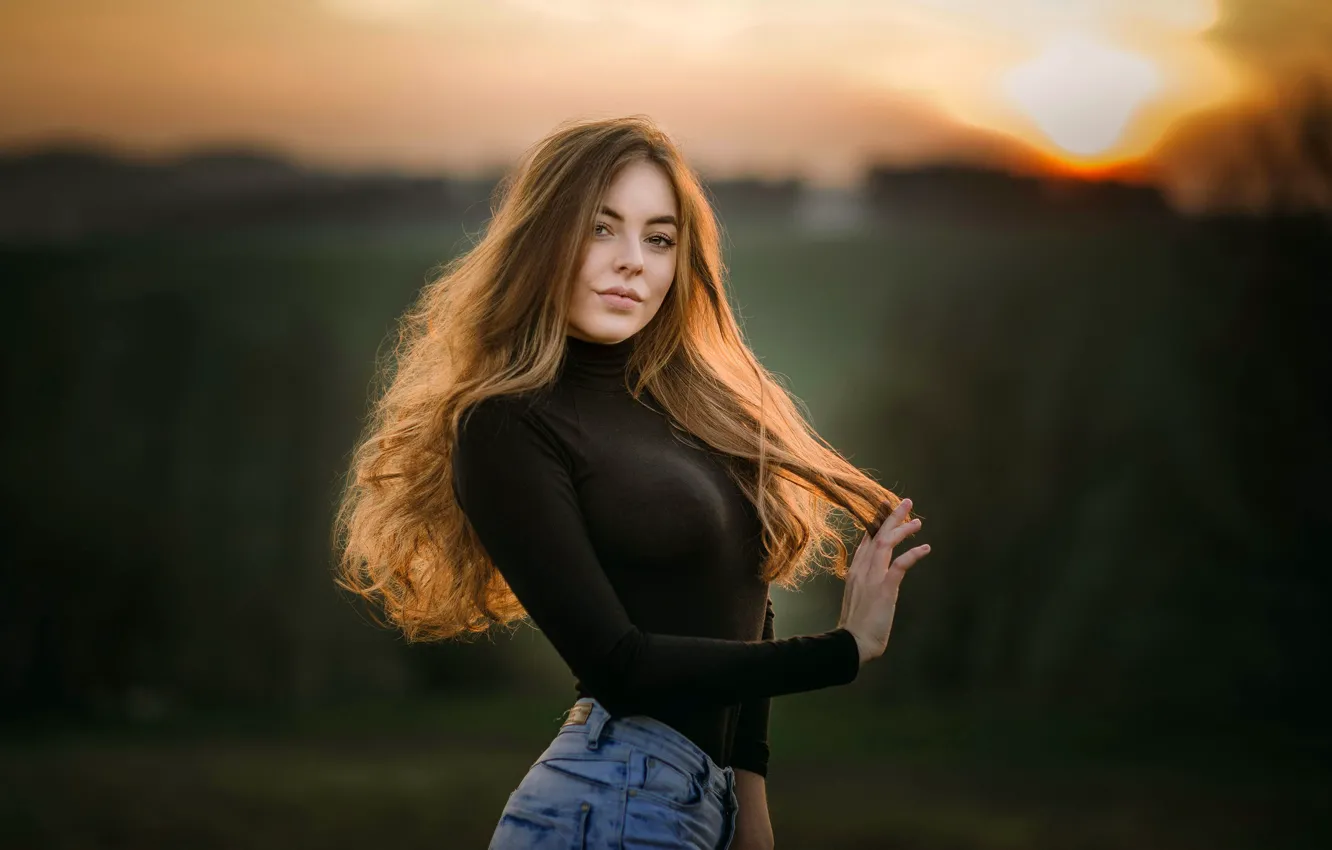Фото обои взгляд, закат, фон, модель, портрет, джинсы, макияж, фигура