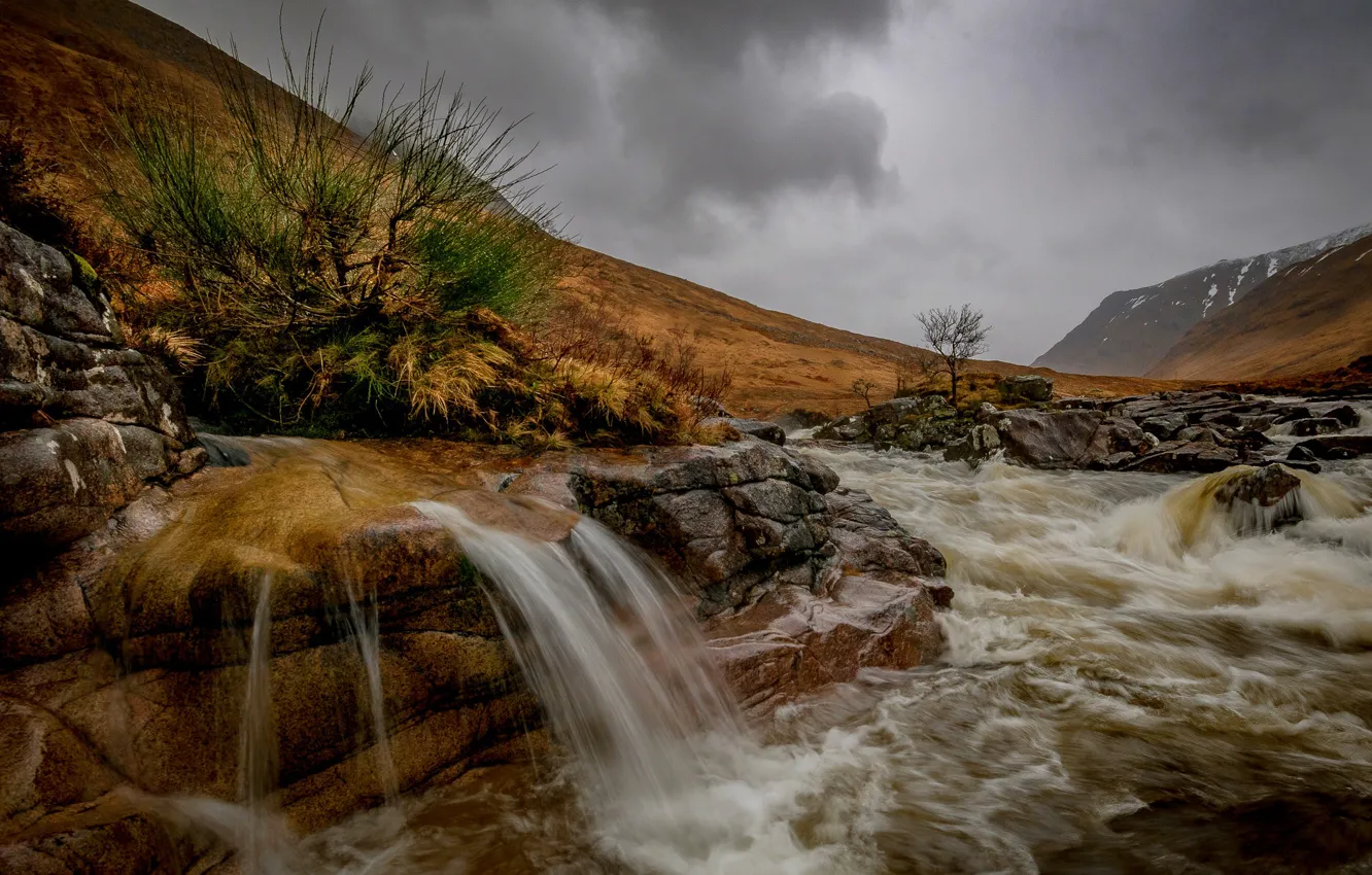 Фото обои осень, горы, тучи, река, камни, водопад, Шотландия