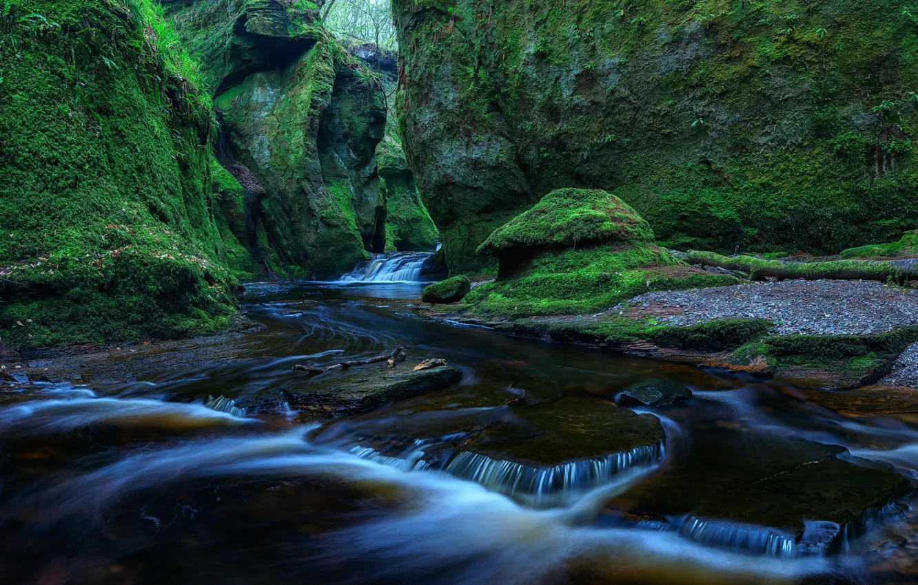 Фото обои зелень, ручей, камни, скалы, течение, мох, Шотландия, каскад
