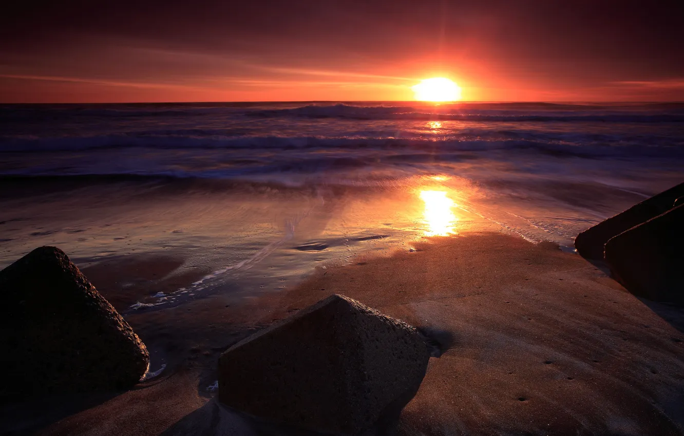 Фото обои песок, море, волны, вода, солнце, скала, камни, океан