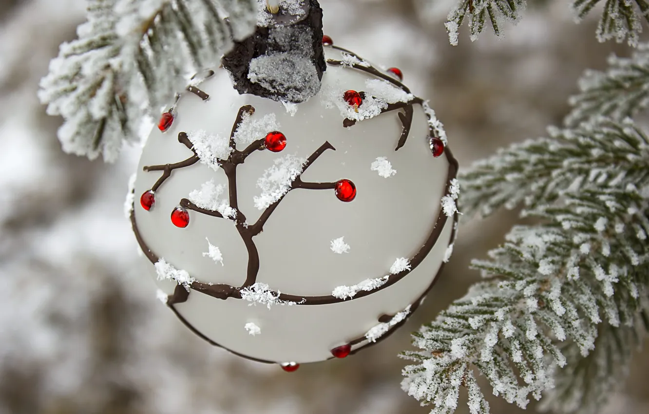 Фото обои зима, снег, ветки, праздник, шар, шарик, Рождество, Новый год
