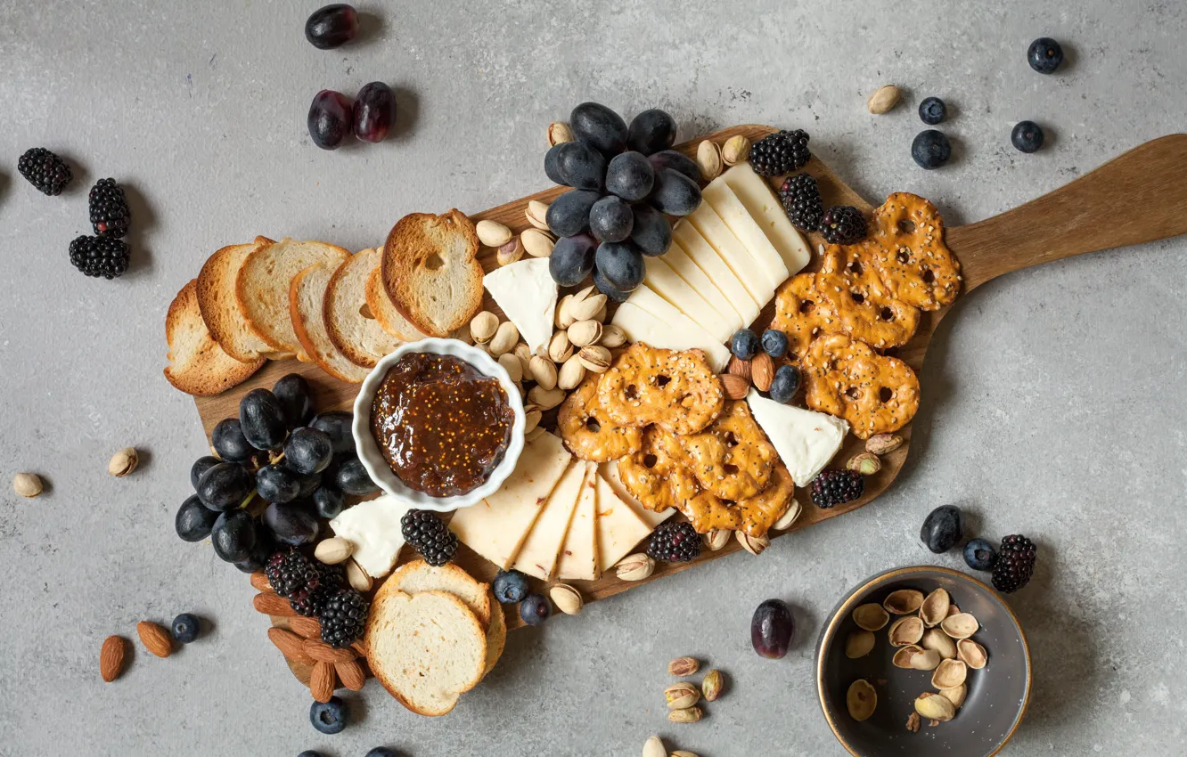 Фото обои еда, сыр, печенье, виноград, орехи, ежевика