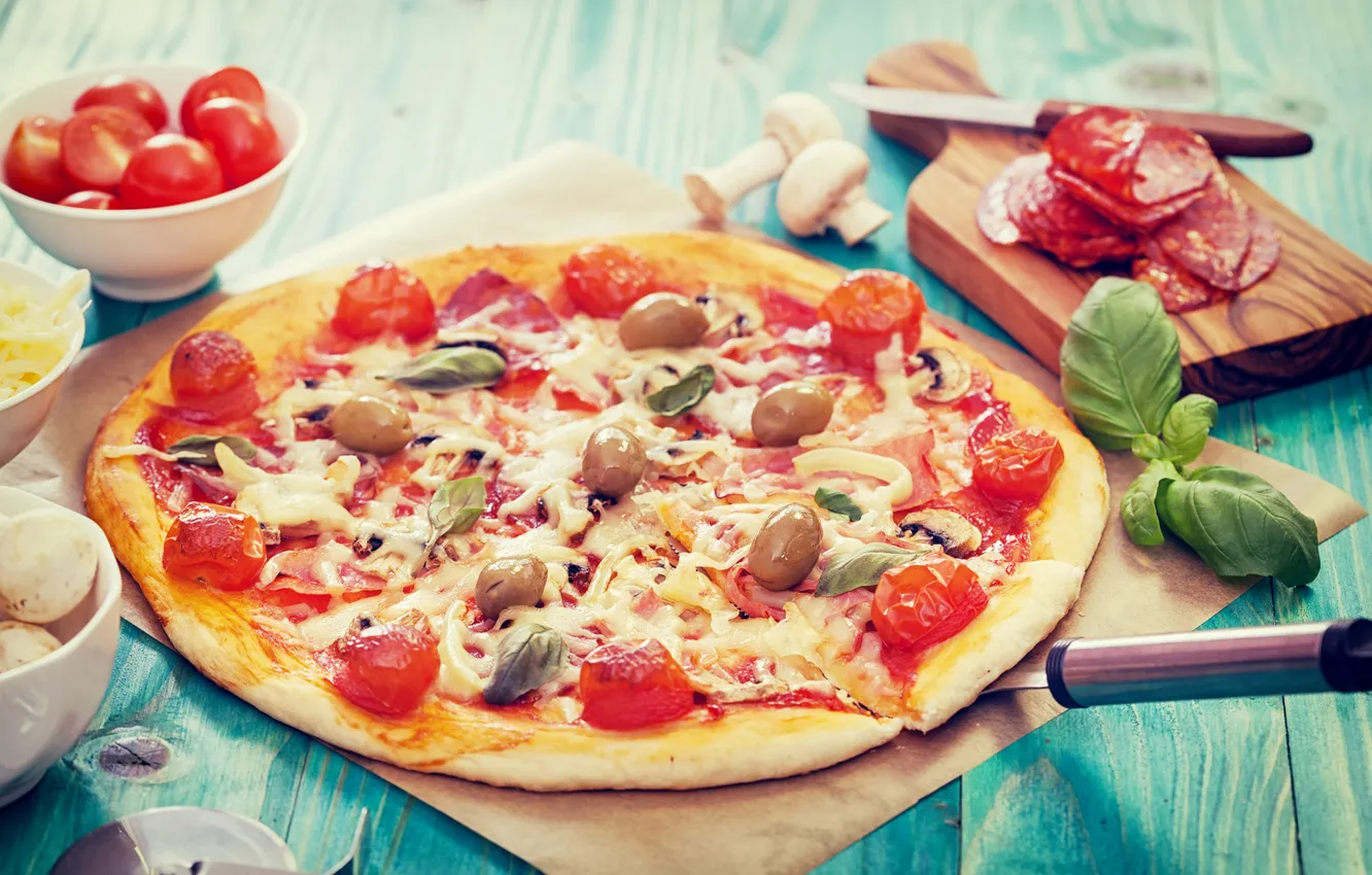 Фото обои грибы, сыр, пицца, помидоры, оливки, колбаса, вкусно, бекон