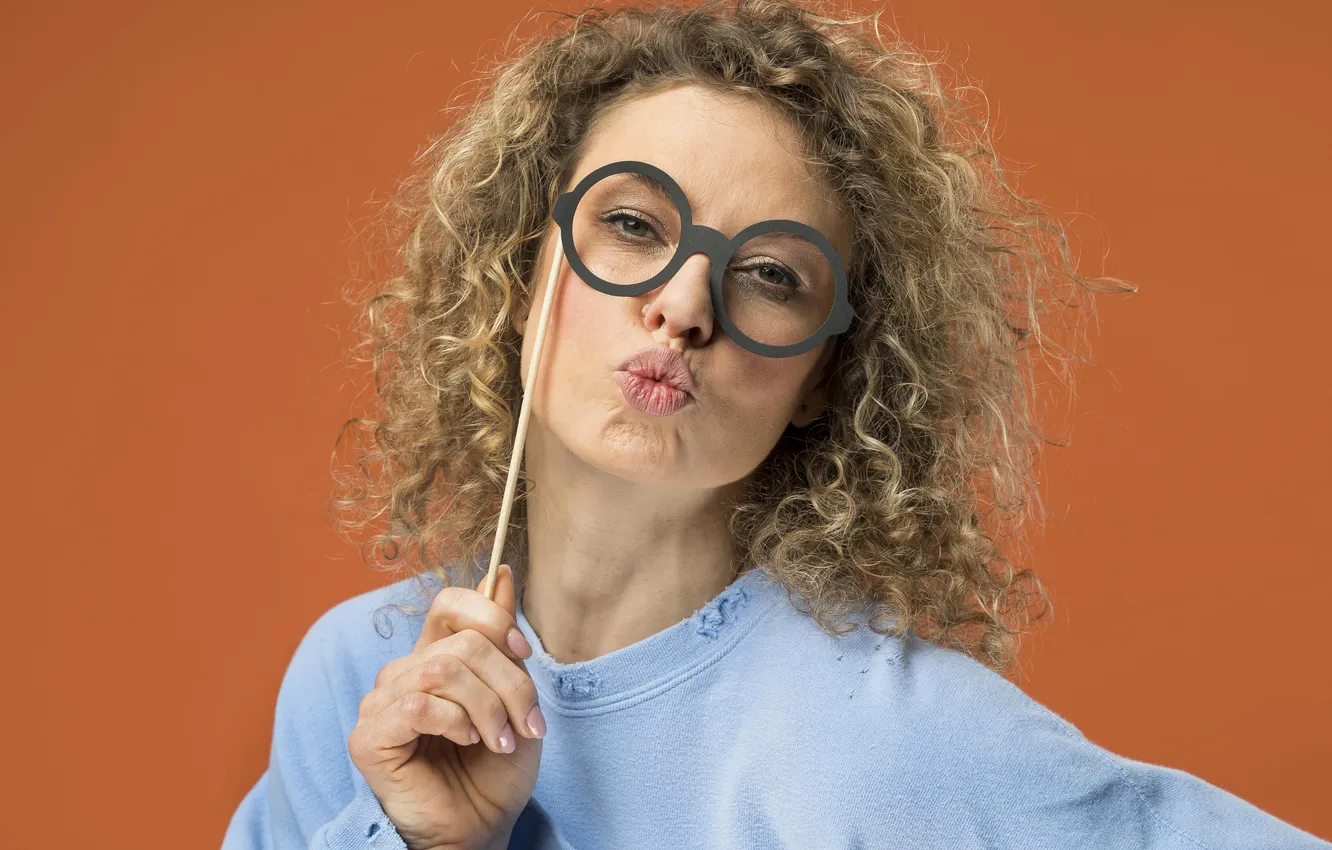 Фото обои girl, young, beautiful, kiss, glasses, curly
