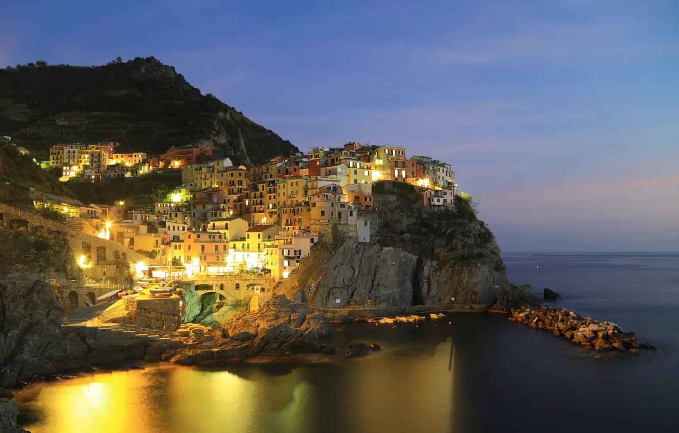 Фото обои море, небо, горы, ночь, огни, скалы, деревня, Италия