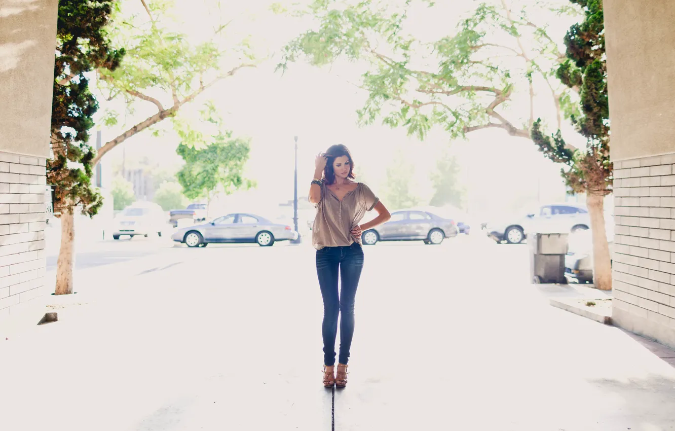 Фото обои девушка, улица, ноги, джинсы, двор, блузка, стоит