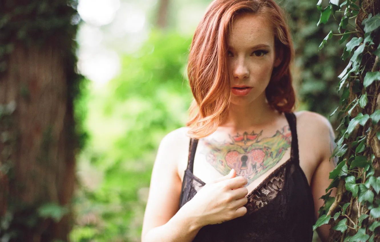 Фото обои girl, blouse, woman, tree, model, tattoo, redhead, tattoos