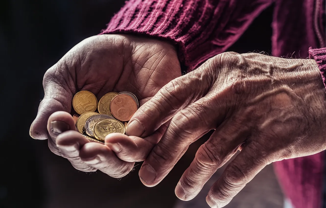 Фото обои fingers, coins, old age