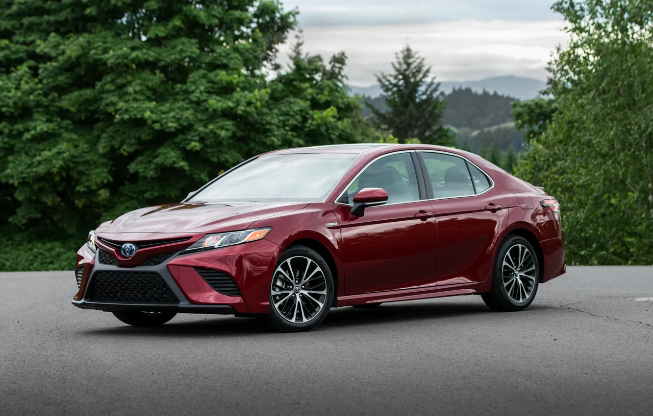 Фото обои красный, Toyota, седан, 2018, Camry, четырёхдверный, SE Hybrid