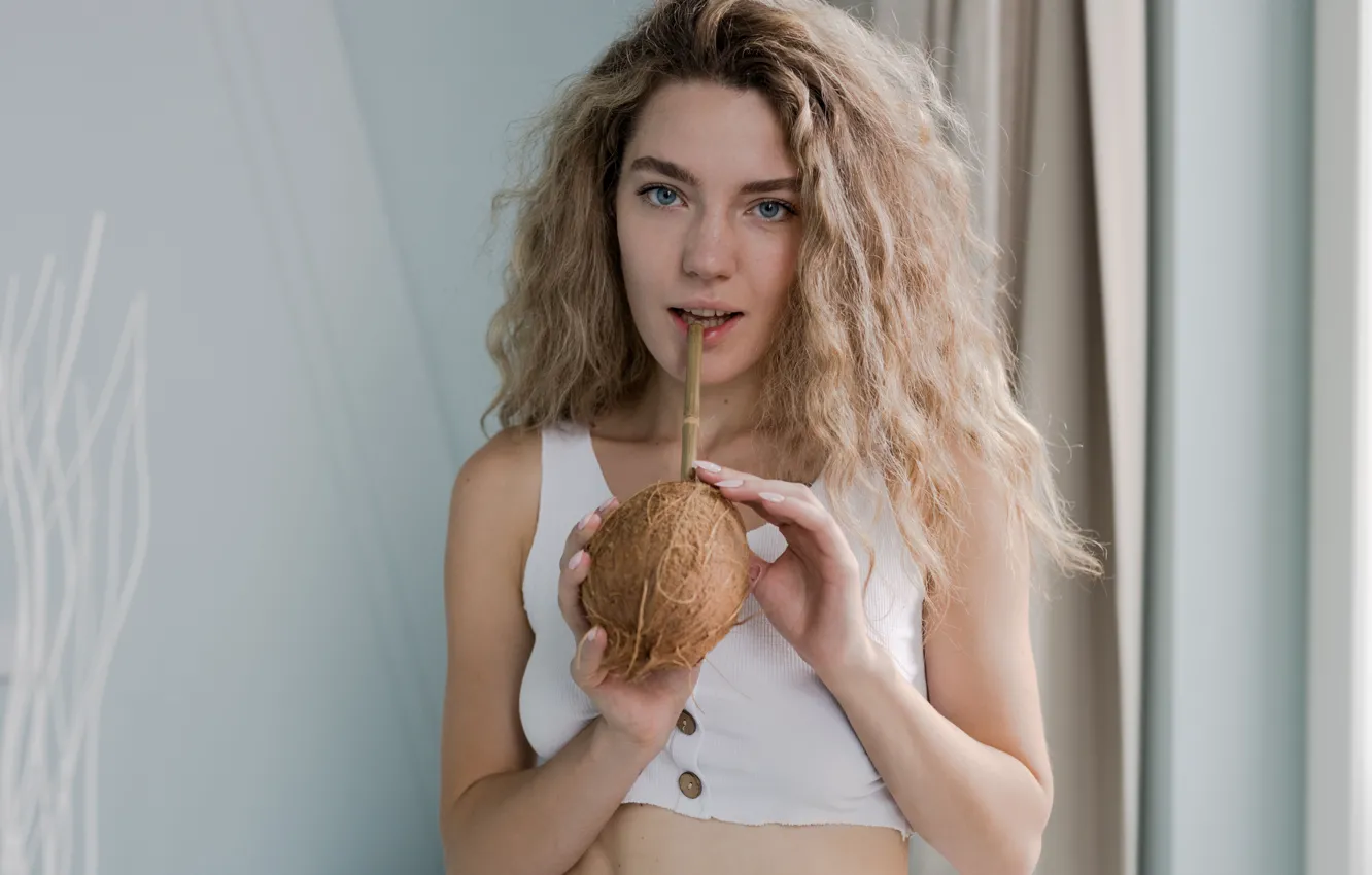 Фото обои hot girl, brown hair, model, sexy woman, coconut, posing, white top, beautiful face
