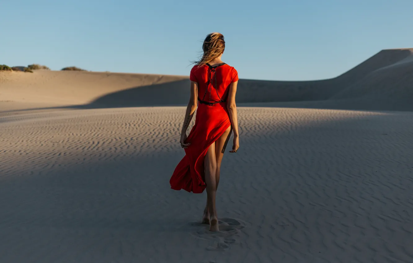 Фото обои песок, красный, пустыня, фигура, платье