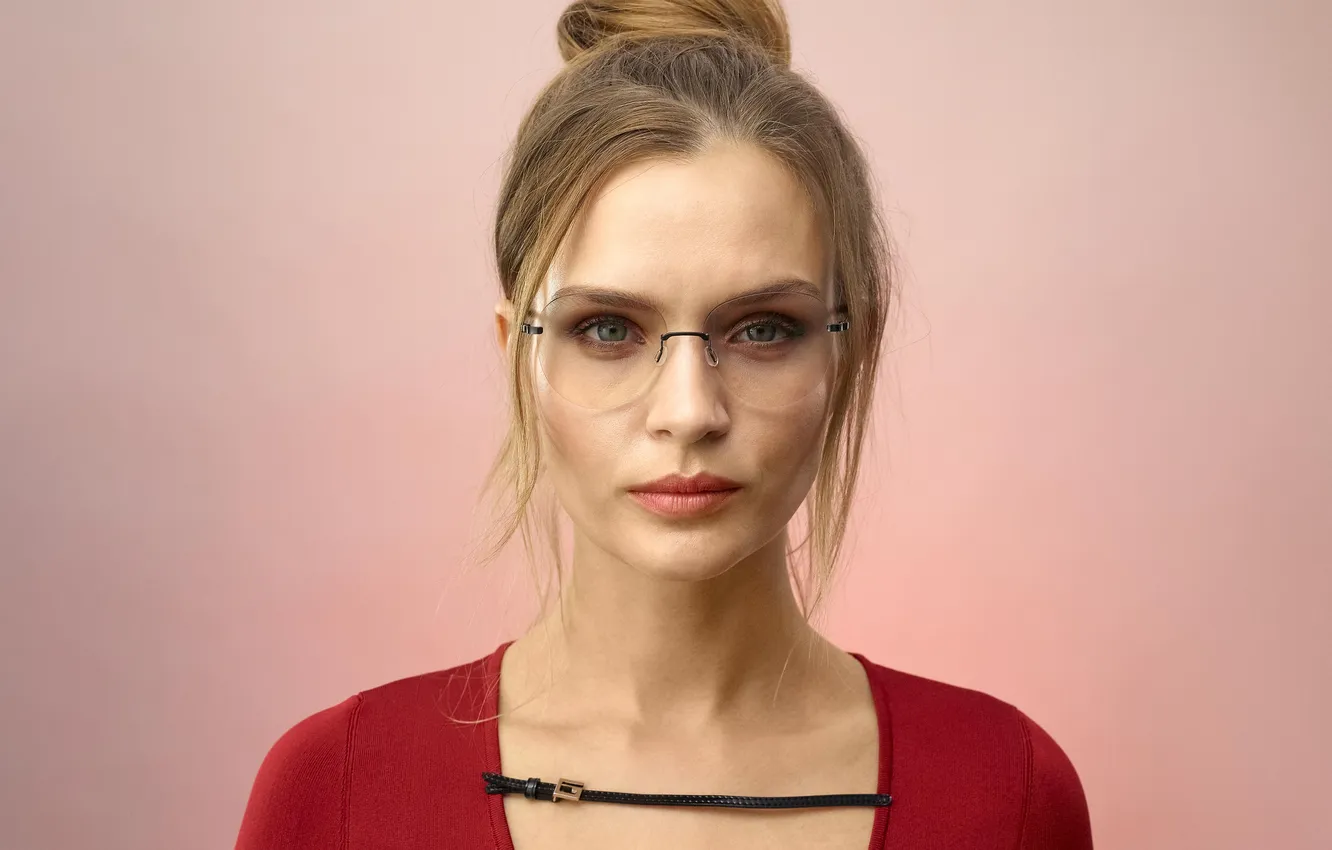Фото обои взгляд, поза, модель, макияж, очки, в красном, model, hair