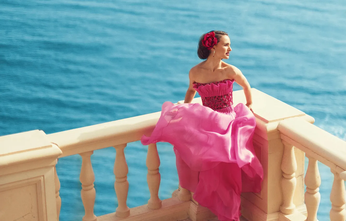 Фото обои море, платье, актриса, фотограф, туфли, перила, Natalie Portman, Натали Портман