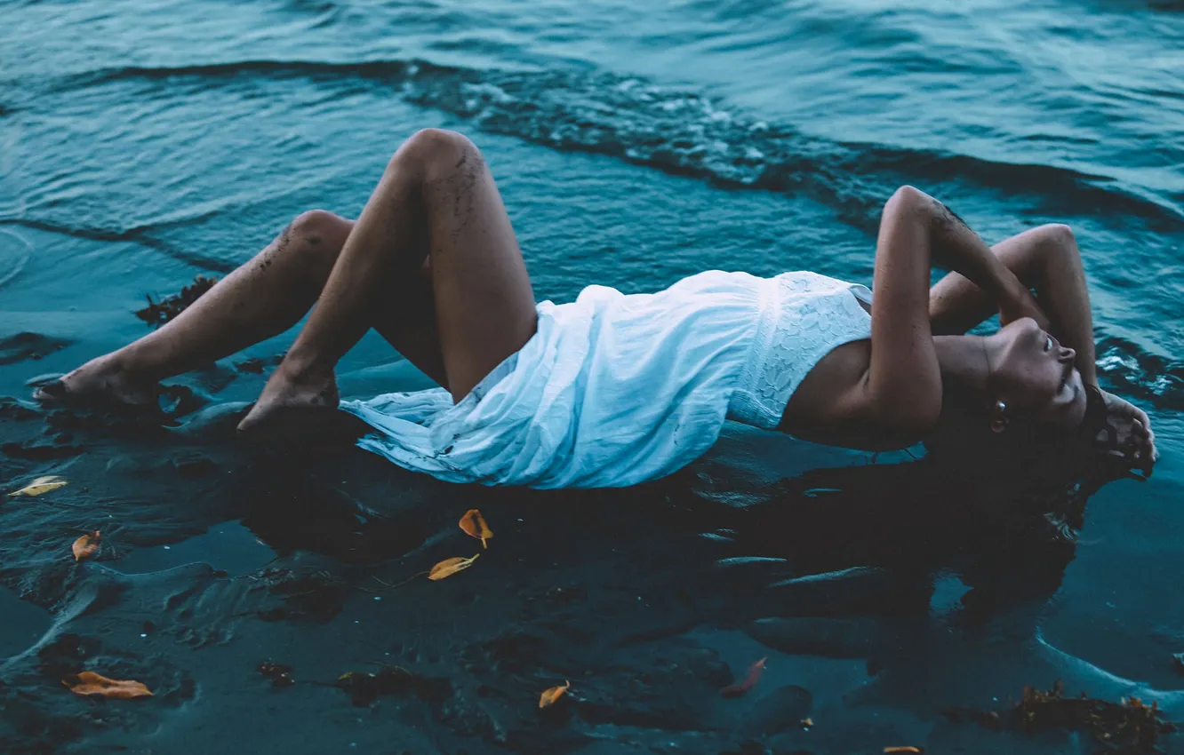 Фото обои girl, beach, dress, legs, leaves, neck