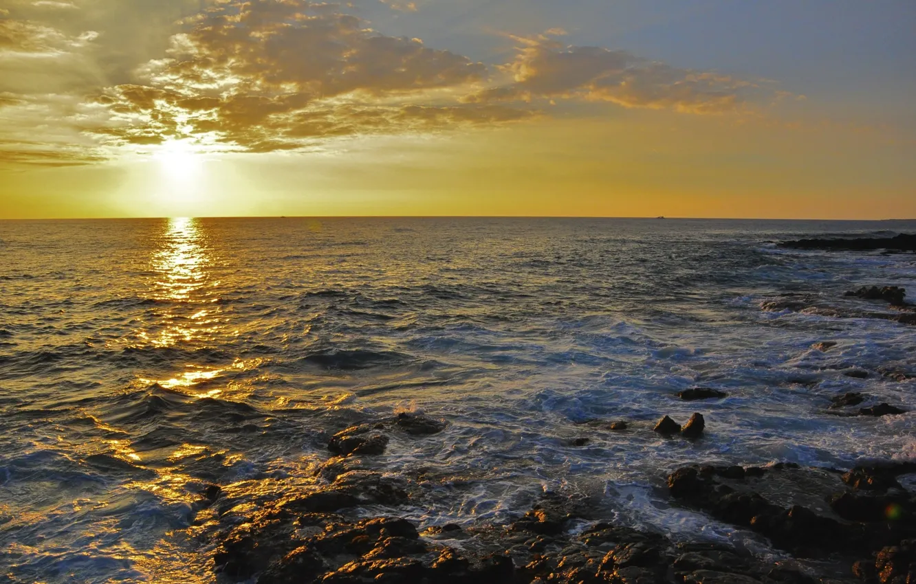 Фото обои море, волны, солнце, закат, скалы, берег, горизонт