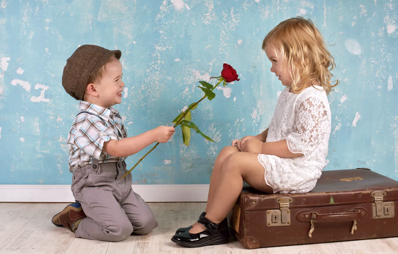 Фото обои удивление, мальчик, девочка, улыбки, дарит розу