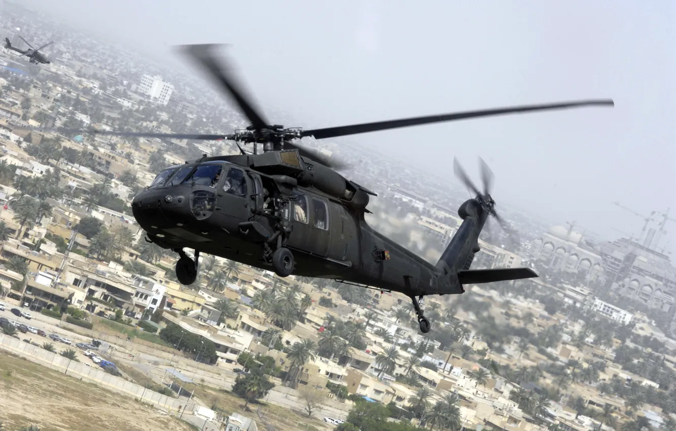 Фото обои полет, город, Sikorsky, UH-60, Black Hawk, черный ястреб