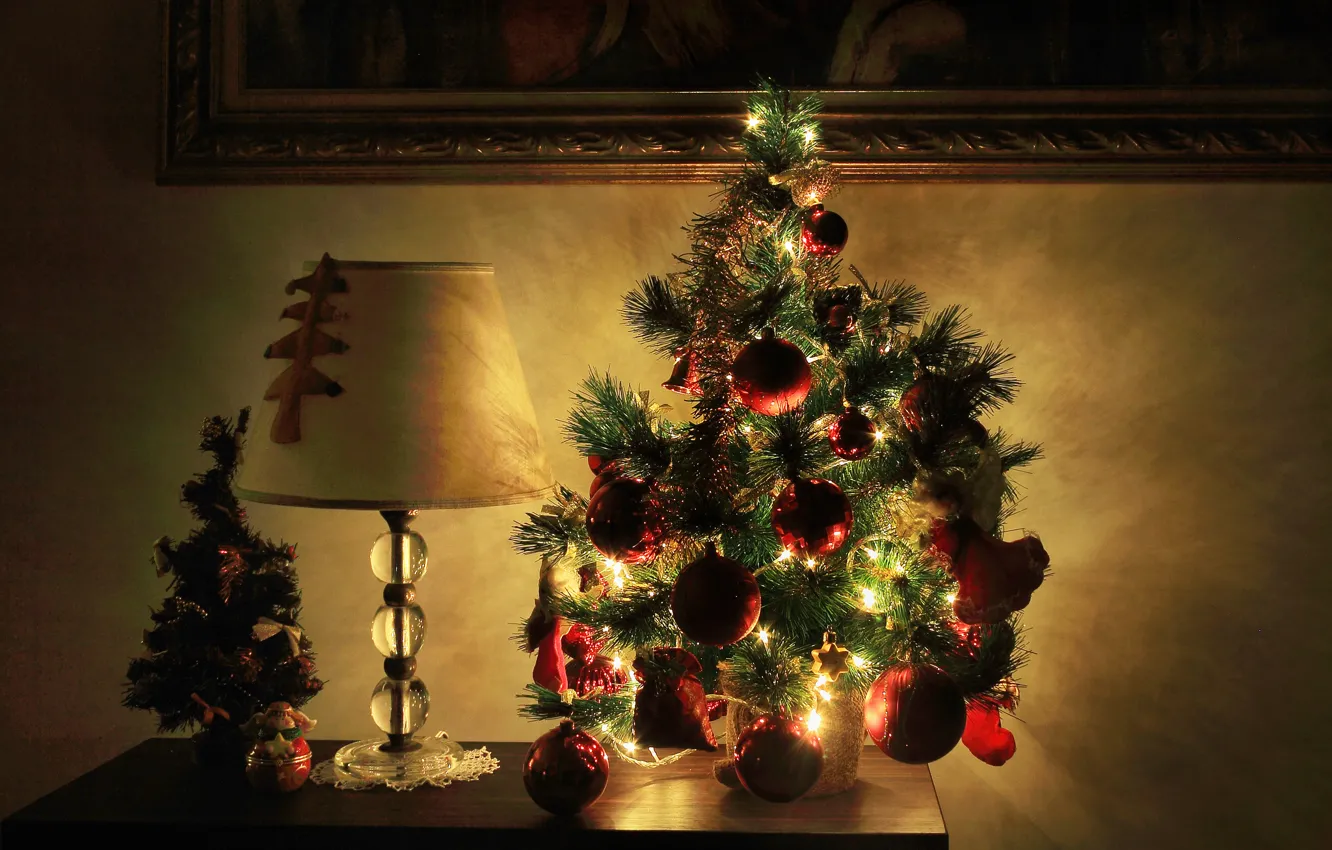 Фото обои украшения, стол, елки, светильник, новогодние