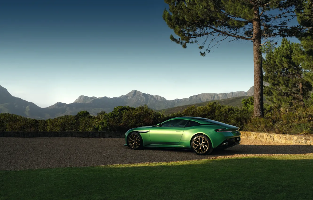 Фото обои деревья, горы, Aston Martin, суперкар, красивый вид, изумрудный, люксовый автомобиль, 2023