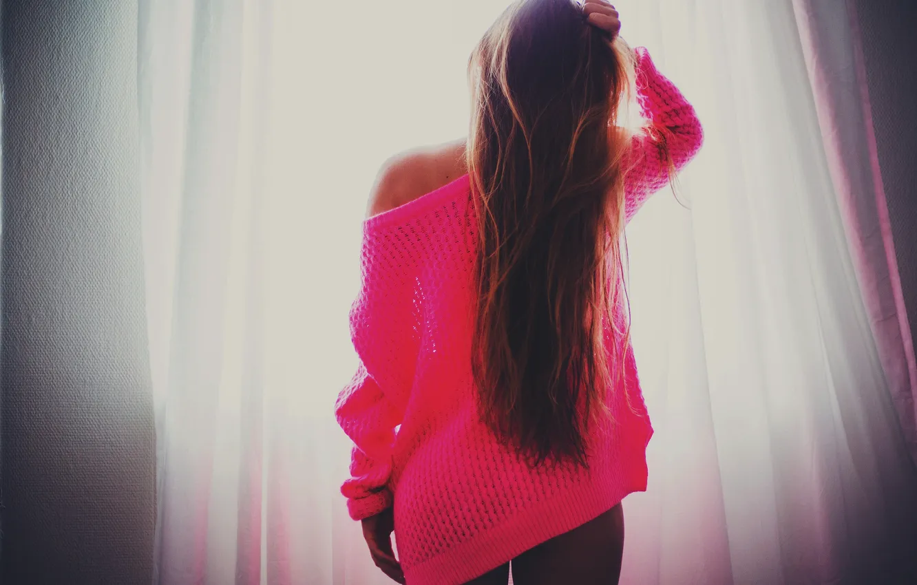 Фото обои девушка, свет, розовый, волосы, окно, занавески, стоит, свитер