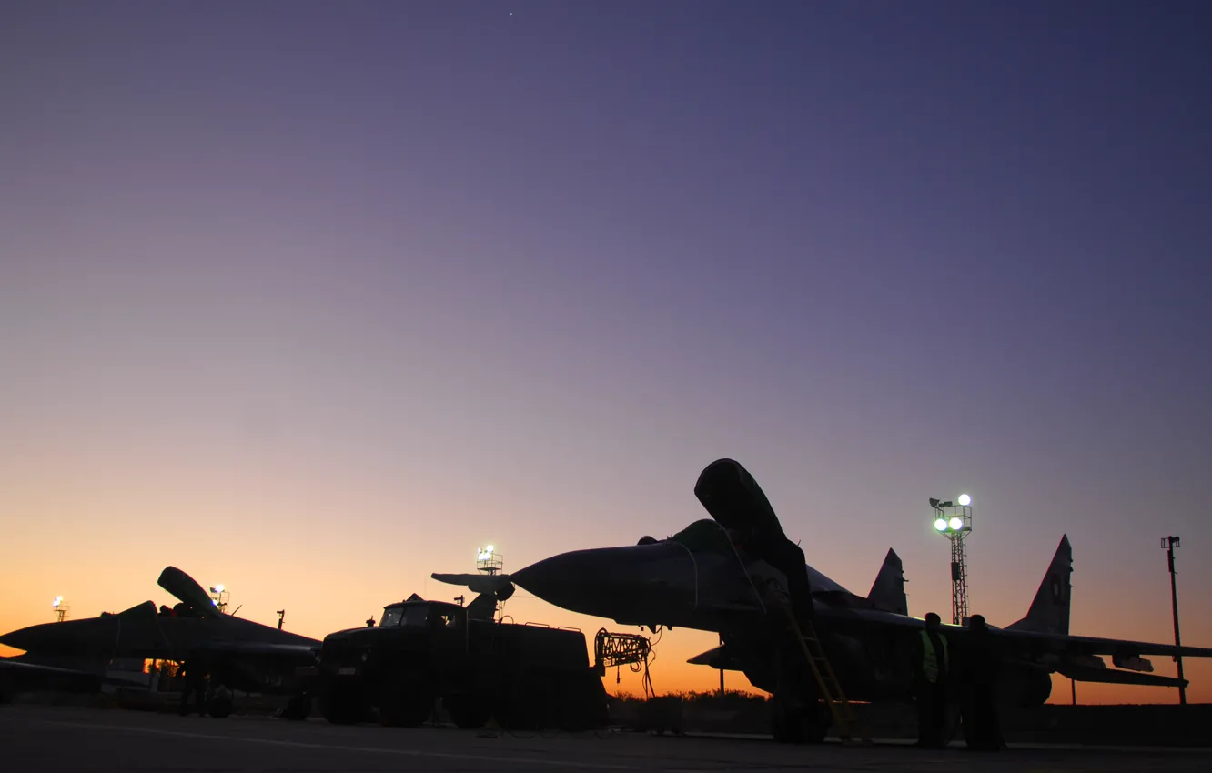 Фото обои закат, аэродром, MiG-29