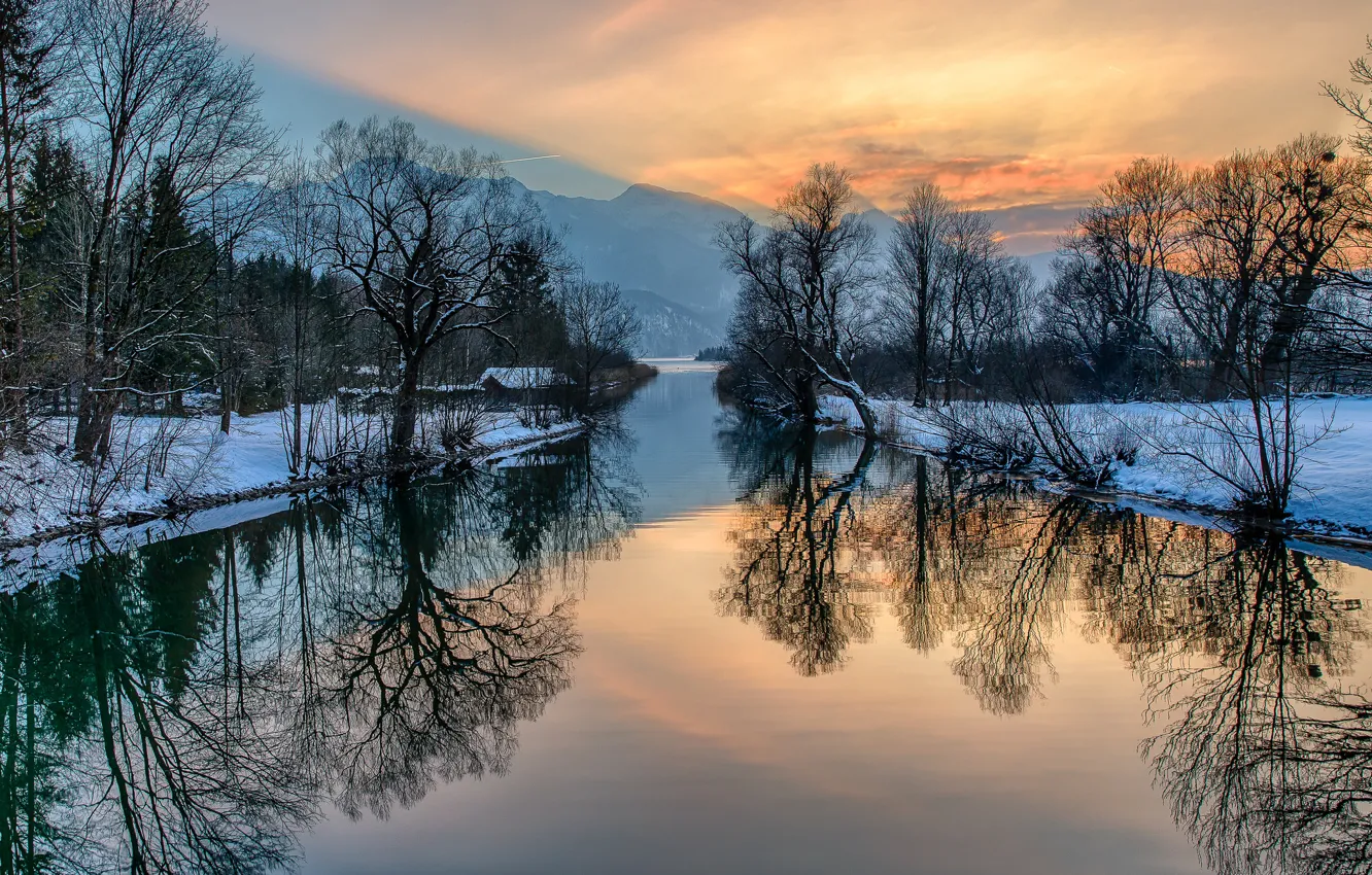 Фото обои зима, небо, снег, деревья, горы, дом, река, зарево