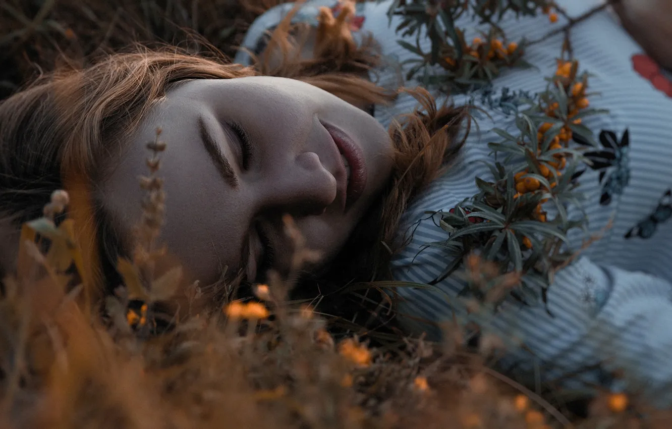 Фото обои трава, девушка, лицо, ягоды, веточка, отдых, закрытые глаза, обдепиха