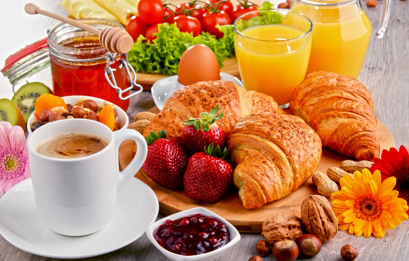 Фото обои ягоды, кофе, клубника, вкусности, круассан, ассорти