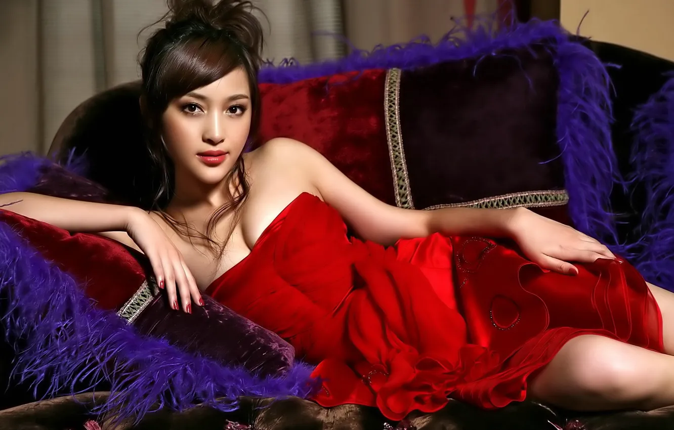 Фото обои фиолетовый, девушка, диван, платье, пух, лежит, азиатка, в красном