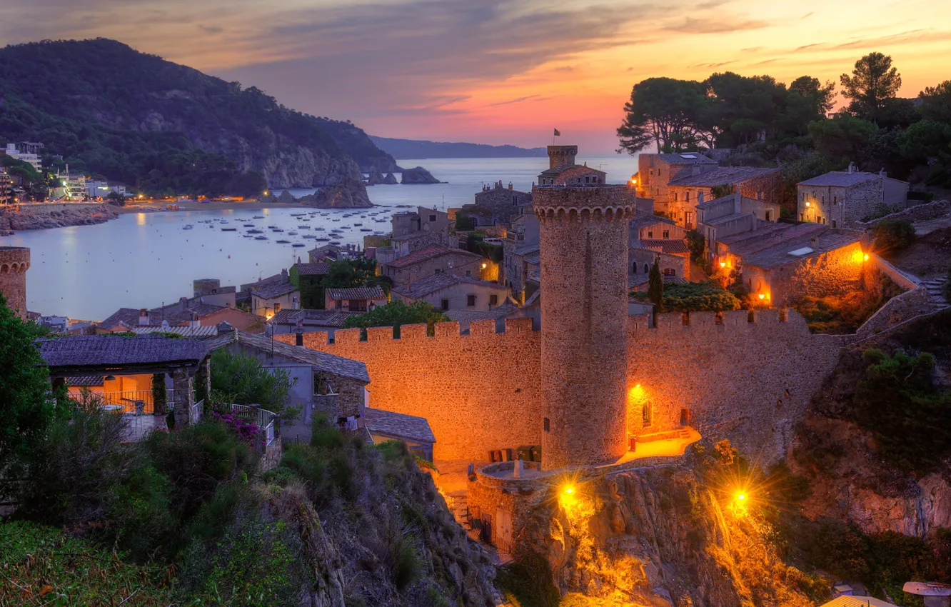 Фото обои море, город, стена, побережье, дома, вечер, крепость, Испания