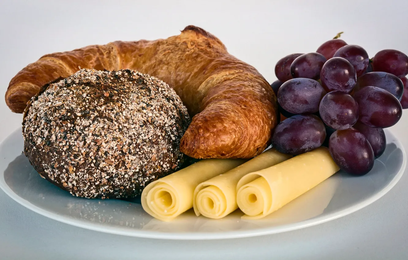 Фото обои крупный план, сыр, тарелка, хлеб, виноград, выпечка, боке, трубочки