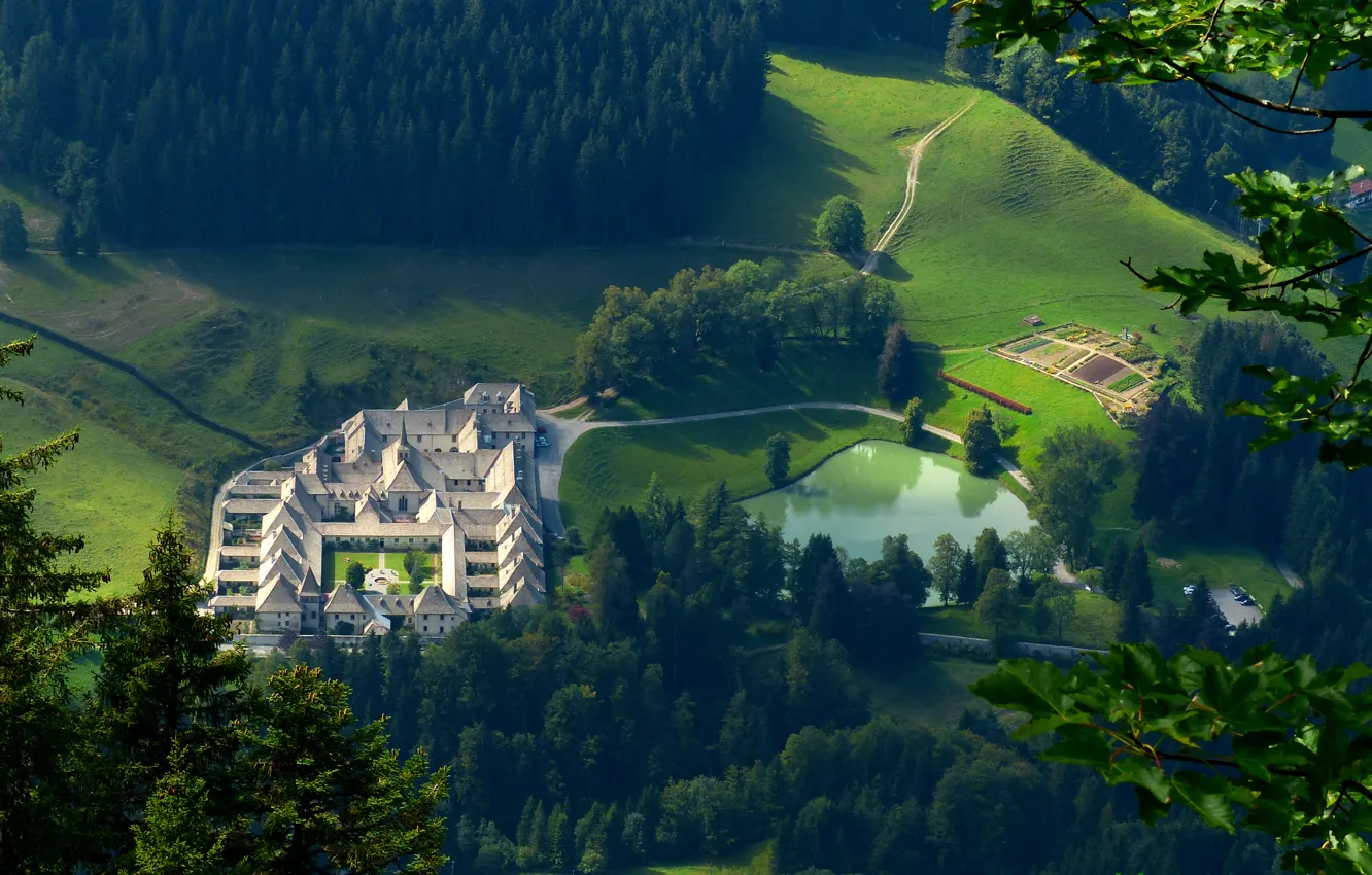 Фото обои озеро, Франция, Альпы, монастырь, обитель, аббатство, La Chartreuse du Reposoir, Le Carmel
