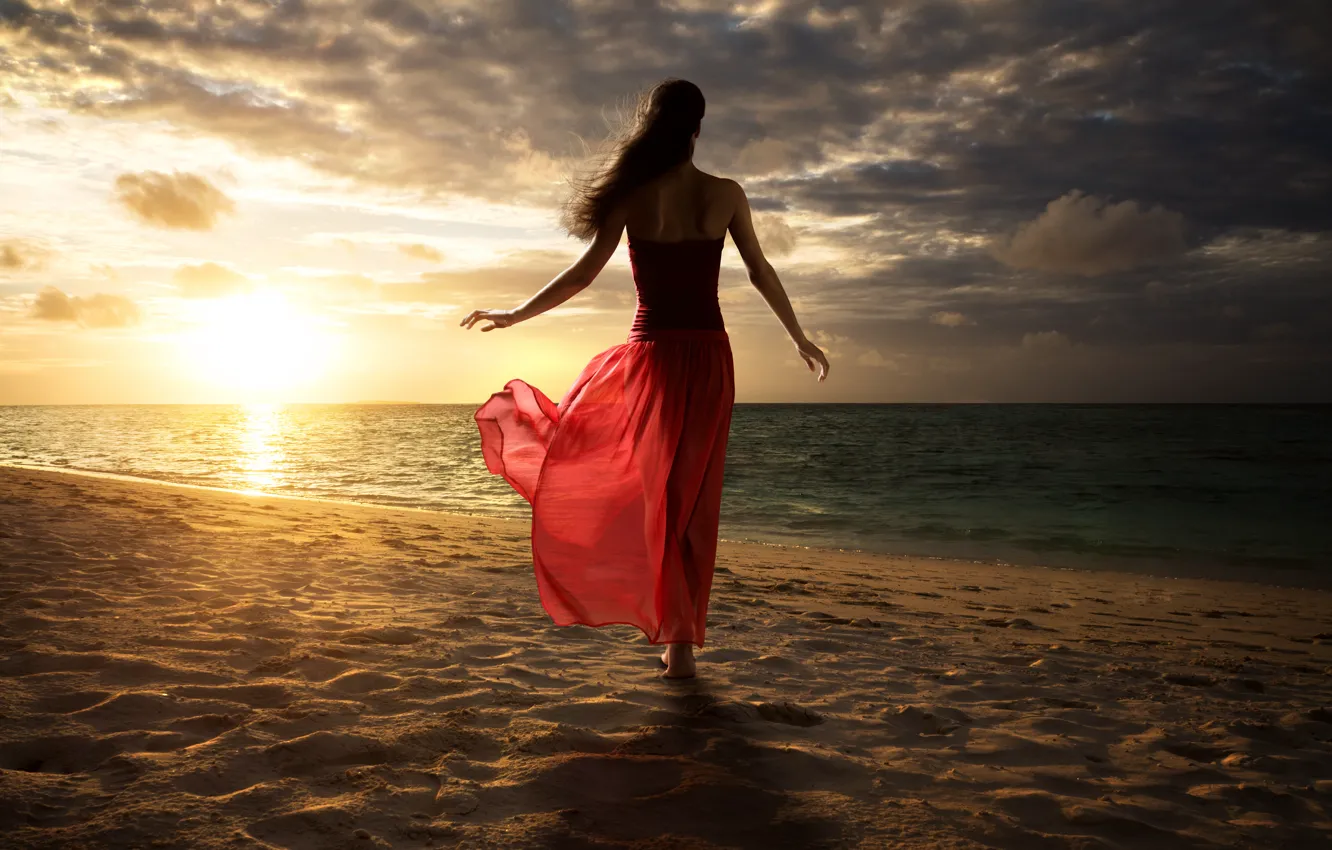 Фото обои песок, пляж, небо, вода, солнце, облака, поза, Девушка